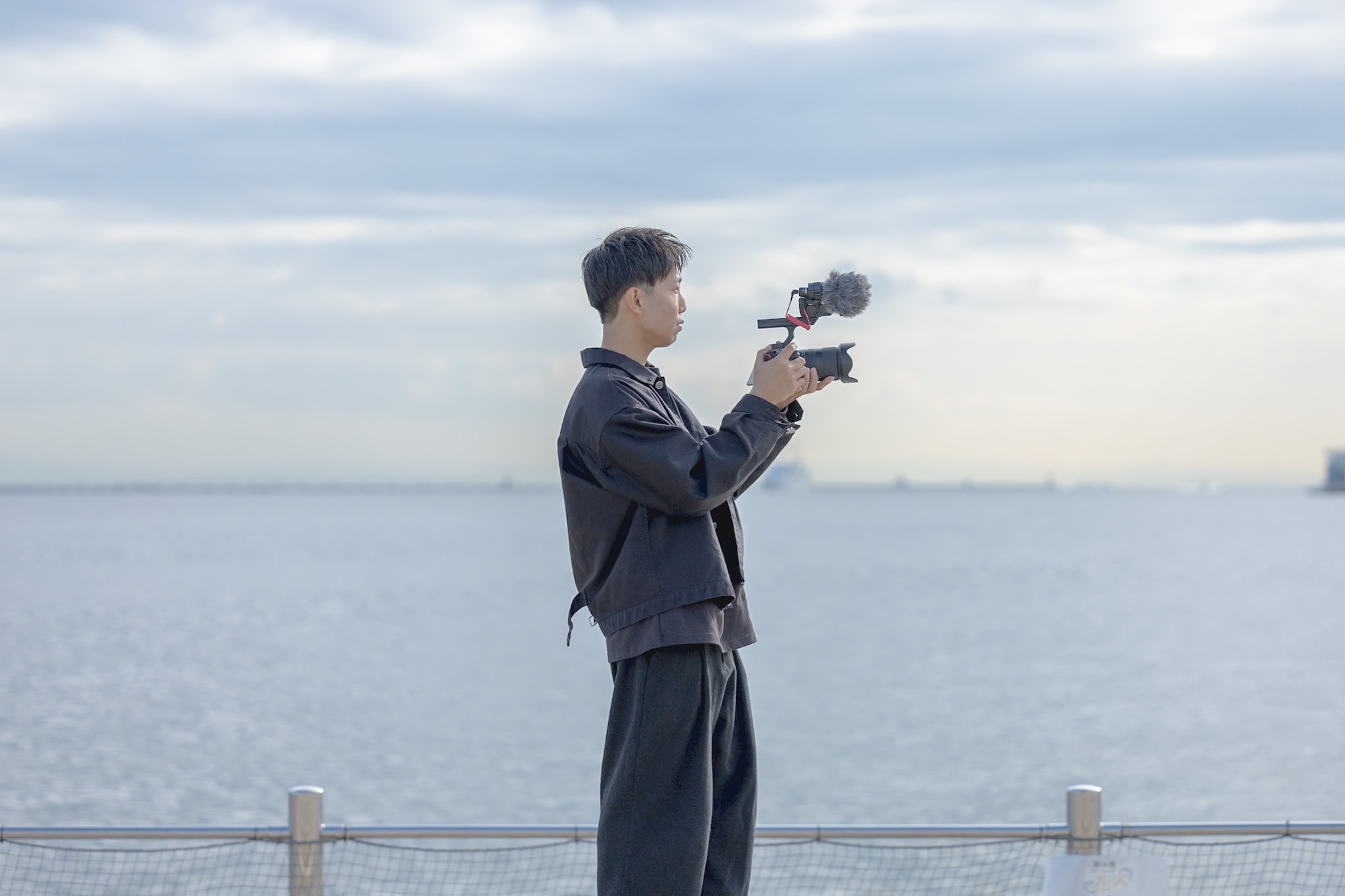 木村太一がカメラを構えている姿